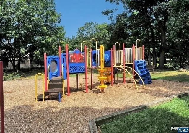2nd image of 4 Horizon, Fort Lee, NJ 07024