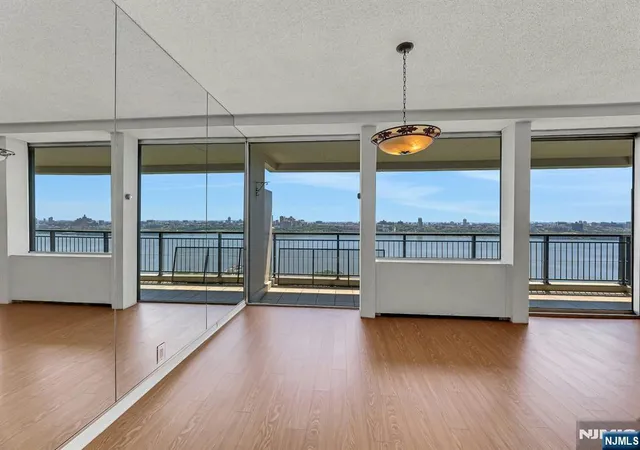 Listing Photo 5 - Condo for sale in building located at 4 Horizon, Fort Lee, NJ 07024 - Unit #1022