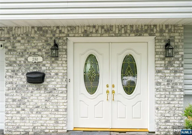 Photo 3 of Sale Pending at 290 Mchenry Dr, Paramus, NJ 07652 | MLS# 26022874 | Listing updated on 2026-09-15