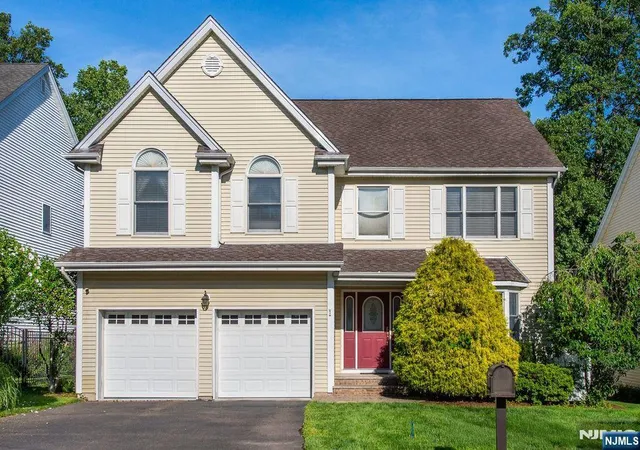 Photo 1 of Sale Pending at 7 Wayne Ct, Waldwick, NJ 07463 | MLS# 26023300 | Listing updated on 2026-08-30
