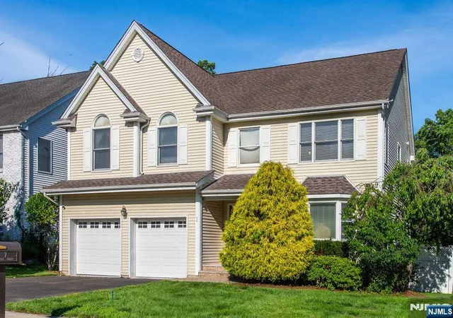 Photo 3 of Sale Pending at 7 Wayne Ct, Waldwick, NJ 07463 | MLS# 26023300 | Listing updated on 2026-08-30