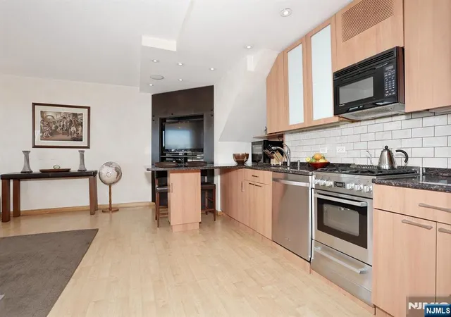 Photo 4 of Sale Pending at 3 Horizon Rd #618, Fort Lee, NJ 07024 | MLS# 26023682 | Listing updated on 2026-08-06
