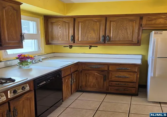 Photo 3 of Single family home for sale at 533 Sollas Ct, Lyndhurst, NJ 07071 | MLS# 26024015 | Listing updated on 2026-08-19