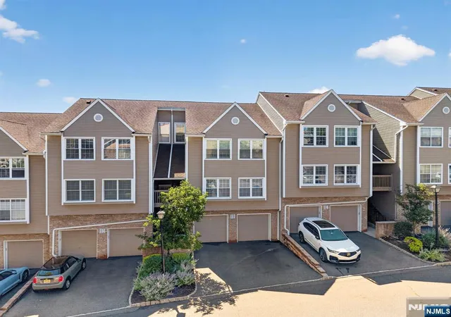 Photo 2 of Sale Pending at 513 Windsor Dr, Palisades Park, NJ 07650 | MLS# 26024046 | Listing updated on 2026-09-04