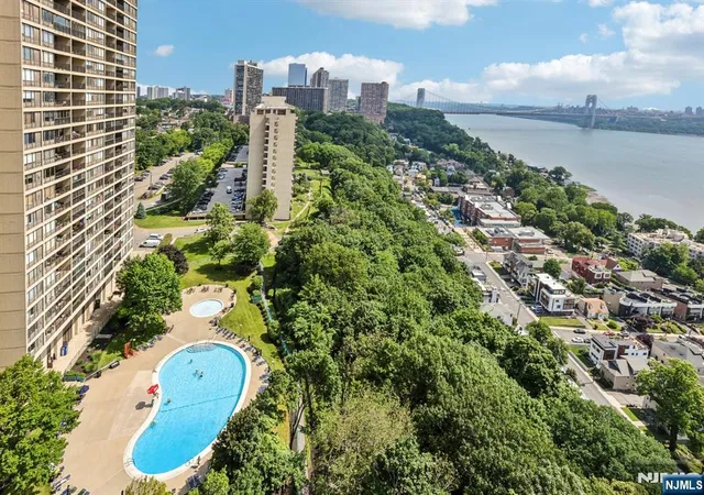 Listing Photo 4 - Condo for sale in building located at 5 Horizon, Fort Lee, NJ 07024 - Unit #1708