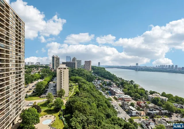 Listing Photo 5 - Condo for sale in building located at 5 Horizon, Fort Lee, NJ 07024 - Unit #1708