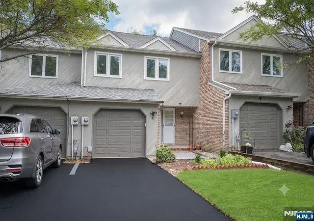 2nd image of 18 Guilford Ct, Par Troy Hills Twp., NJ 07950 | MLS# 26024736