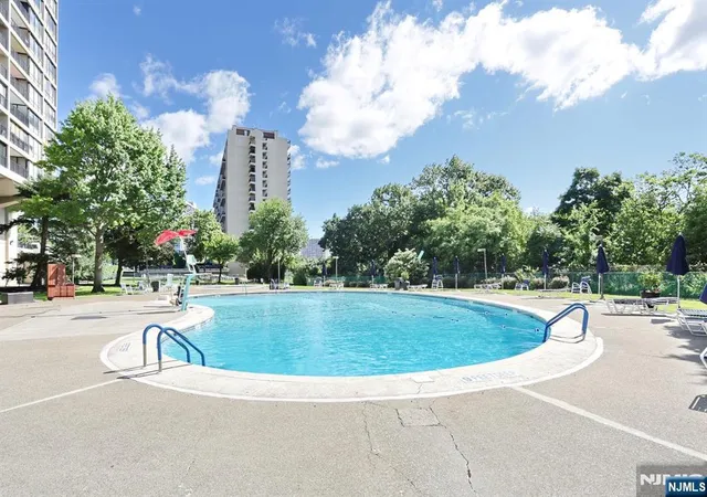 2nd image of 2 Horizon Rd, Fort Lee, NJ 07024