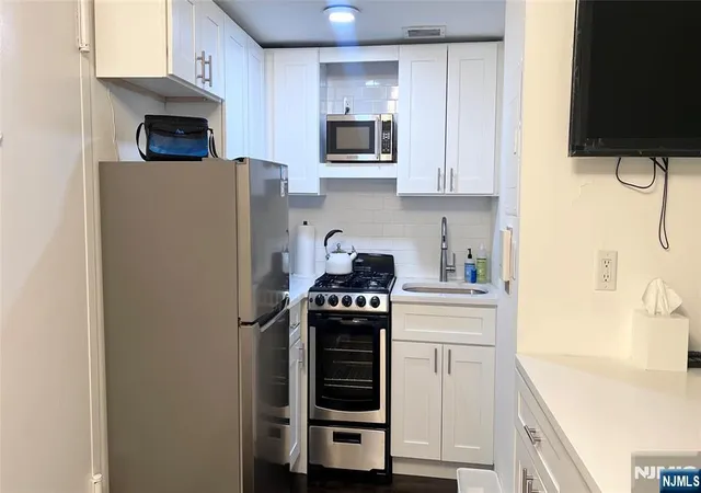 2nd image of 420 Park Pl #1H, Fort Lee, NJ 07024 | MLS# 26024895