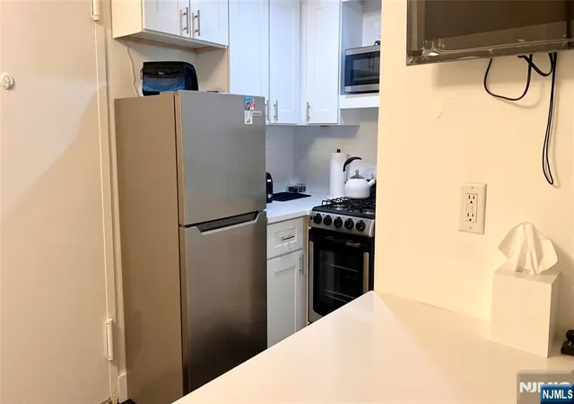 3rd image of 420 Park Pl, Fort Lee, NJ 07024