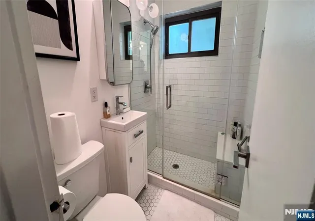 4th image of 420 Park Pl, Fort Lee, NJ 07024