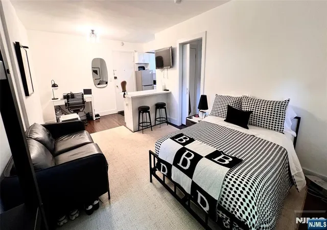 5th image of 420 Park Pl, Fort Lee, NJ 07024