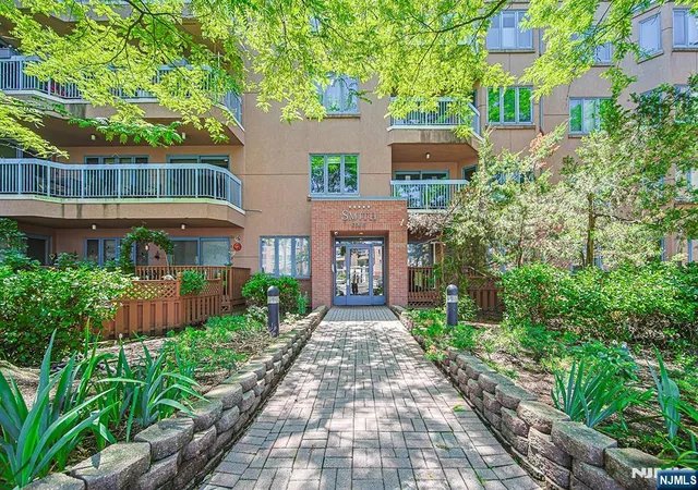 Photo 3 of Condo for sale at 306 Smith Ct #R306, Edgewater, NJ 07020 | MLS# 26024962 | Listing updated on 2026-07-18