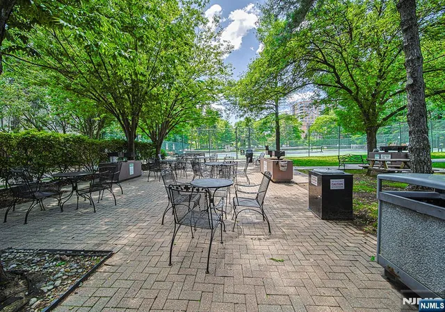 2nd image of 306 Smith Ct, Edgewater, NJ 07020