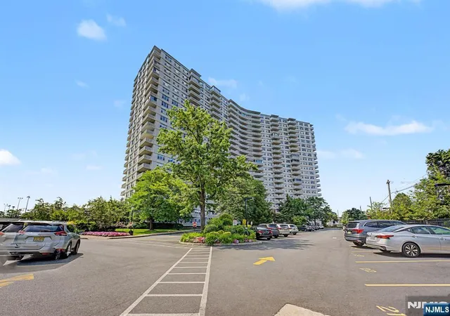 2nd image of 2000 Linwood Ave, Fort Lee, NJ 07024