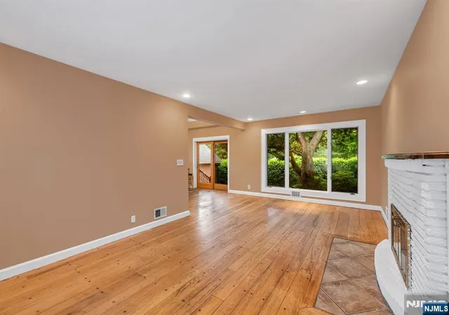 4th image of 574 Chestnut St, Twp Of Washington, NJ 07676 | MLS# 26025124