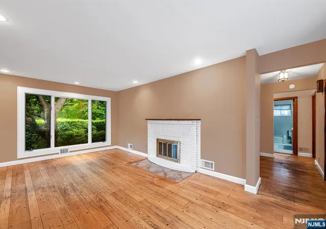 5th image of 574 Chestnut St, Twp Of Washington, NJ 07676 | MLS# 26025124