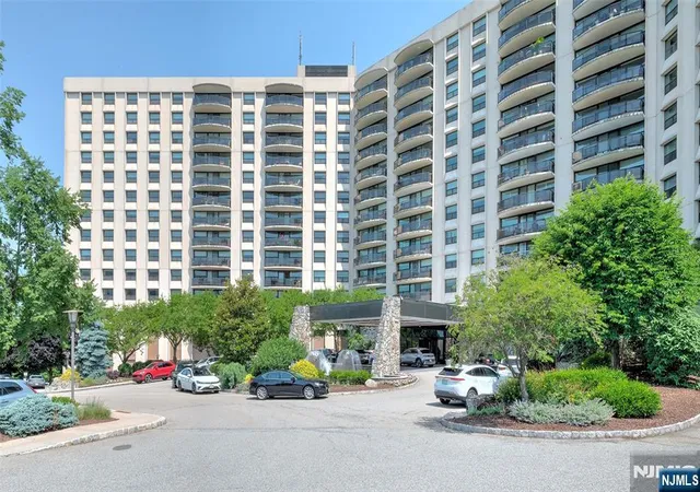 Condo for sale at 2 Claridge Dr #3MW, Verona, NJ 07044 | MLS# 26025261