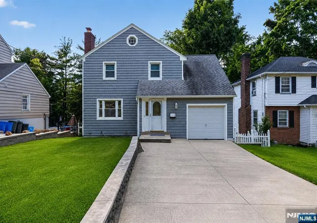 Photo 1 of Single family home for sale at 29 Laurel Ave, Livingston, NJ 07039 | MLS# 26025452 | Listing updated on 2026-08-23