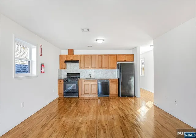 Listing Photo 4 - Condo for sale in building located at 326 Magnolia Ave, Elizabeth, NJ 07206
