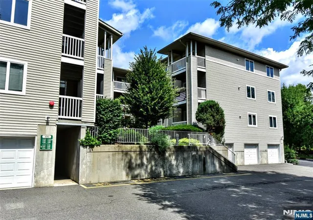 Photo 3 of Sale Pending at 125 Orchard Park, Allendale, NJ 07401 | MLS# 26025625 | Listing updated on 2026-09-09