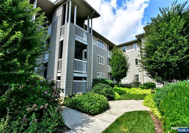 Photo 4 of Sale Pending at 125 Orchard Park, Allendale, NJ 07401 | MLS# 26025625 | Listing updated on 2026-09-09
