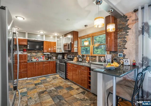 Photo 3 of Single family home for sale at 31-07 Garfield Pl, Fair Lawn, NJ 07410 | MLS# 26025641 | Listing updated on 2026-09-15
