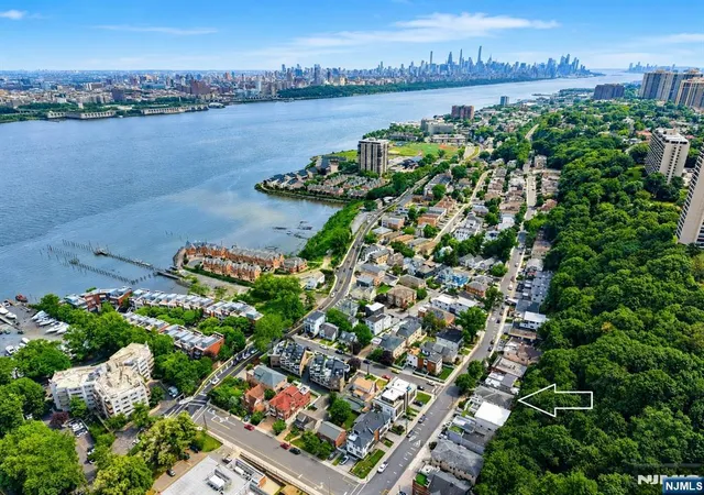 Photo 2 of Single family home for sale at 750 Undercliff Ave, Edgewater, NJ 07020 | MLS# 26025653 | Listing updated on 2026-08-21