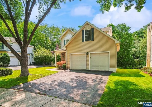Photo 2 of Single family home for sale at 705 Gettysburg Pl, Paramus, NJ 07652 | MLS# 26025972 | Listing updated on 2026-09-18