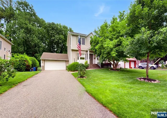 Photo 2 of Single family home for sale at 41 Circle Dr, Paramus, NJ 07652 | MLS# 26026113 | Listing updated on 2026-09-19