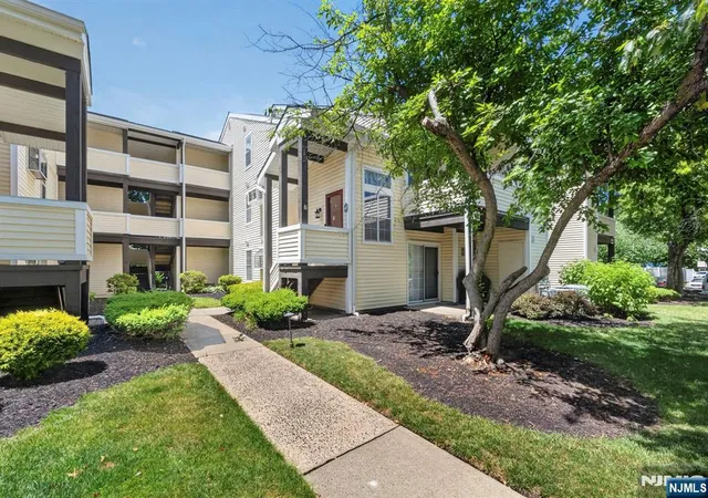 Listing Photo 2 - Condo for sale in building located at 121 Country Clb Dr, Union, NJ 07083 - Unit #10