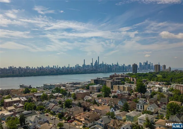 2nd image of 148 Oakwood Ave, Cliffside Park, NJ 07010