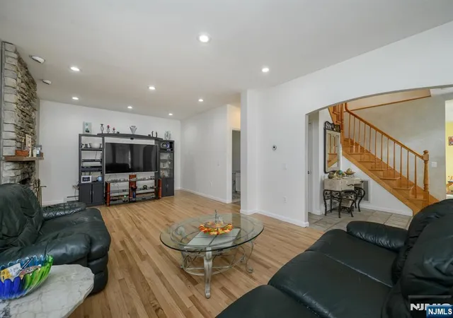 5th image of 4 Elm Ct, Little Falls, NJ 07424 | MLS# 26026422