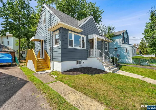 Photo 4 of Sale Pending at 429 Wheatsheaf Rd, Roselle, NJ 07203 | MLS# 26026491 | Listing updated on 2026-08-07