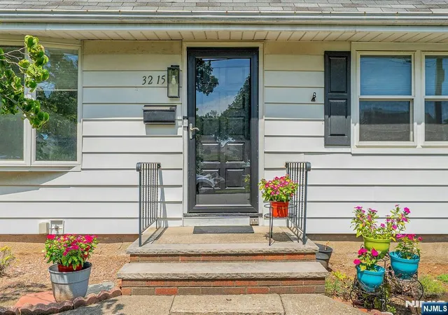 Photo 3 of Sale Pending at 32 15 Southern Dr, Fair Lawn, NJ 07410 | MLS# 26026514 | Listing updated on 2026-08-28