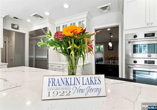 2nd image of 700 Oak Ln, Franklin Lakes, NJ 07417 | MLS# 26026525
