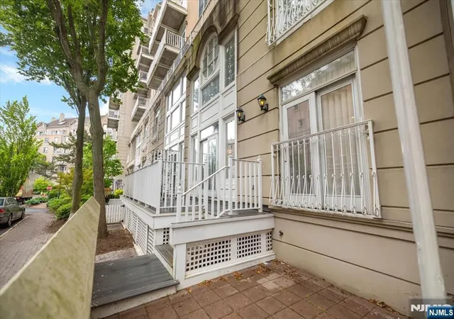 2nd image of 208 Shearwater Ct, Jersey City, NJ 07305