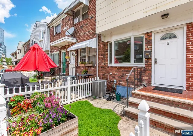 Listing Photo 2 - Condo for sale in building located at 34 Waldo Ave, Jersey City, NJ 07306 - Unit #13