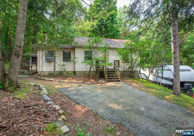 2nd image of 197 Snake Den Rd, Wanaque, NJ 07465 | MLS# 26026607