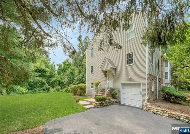 2nd image of 9 Brookstone Cir, Par Troy Hills Twp., NJ 07950 | MLS# 26026697