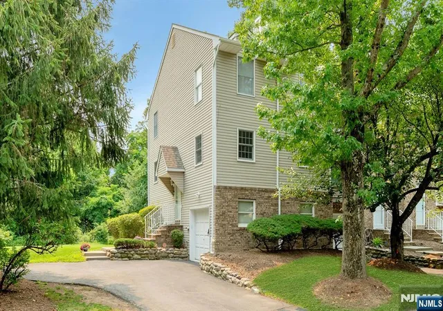 3rd image of 9 Brookstone Cir, Par Troy Hills Twp., NJ 07950 | MLS# 26026697