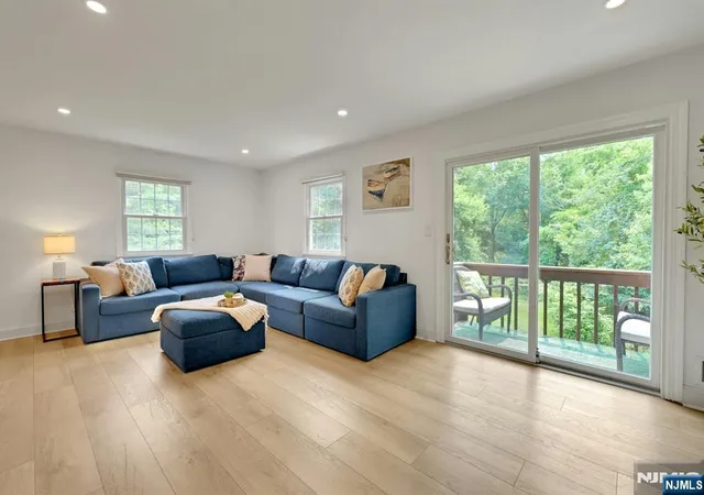 5th image of 9 Brookstone Cir, Par Troy Hills Twp., NJ 07950 | MLS# 26026697