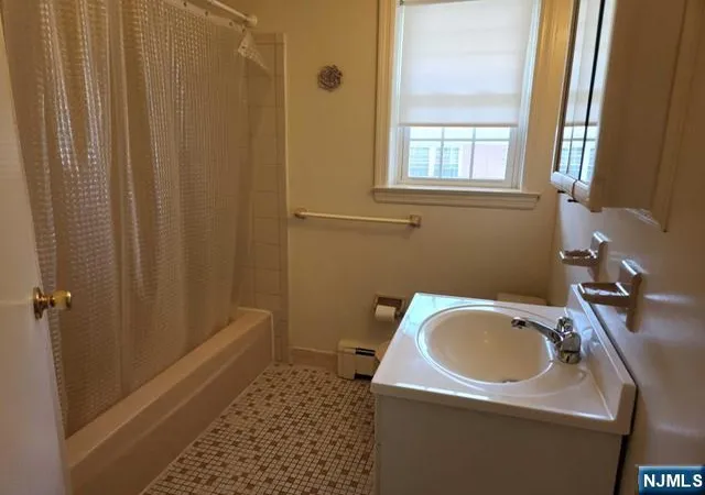 2nd image of 565 Grv St, Clifton, NJ 07013