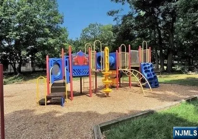 2nd image of 4 Horizon Rd, Fort Lee, NJ 07024