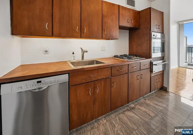 5th image of 3 Horizon Rd #1422, Fort Lee, NJ 07024 | MLS# 26026881