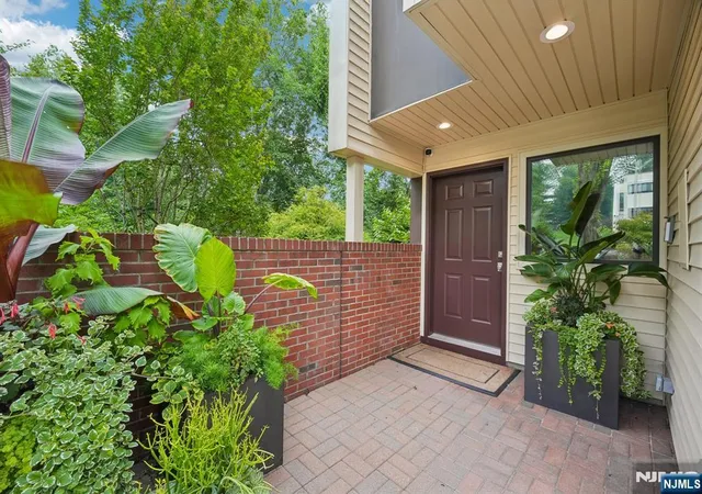 3rd image of 25 Daniel Ct, Ridgewood, NJ 07450 | MLS# 26026903