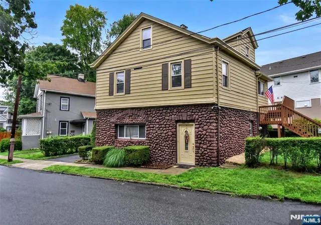 Photo 1 of Sale Pending at 7 Lafayette Pl, Waldwick, NJ 07463 | MLS# 26026976 | Listing updated on 2026-09-11