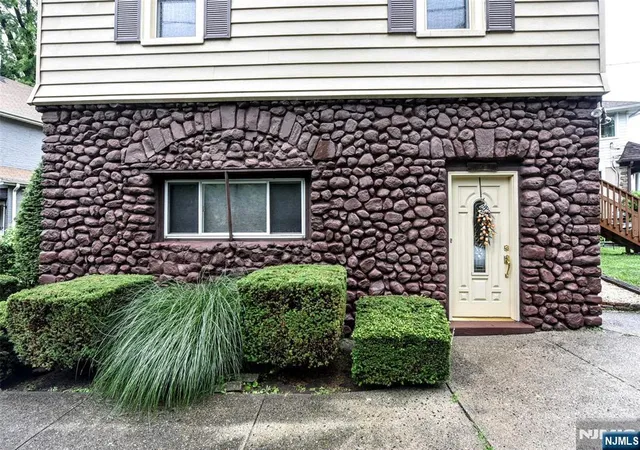 Photo 2 of Sale Pending at 7 Lafayette Pl, Waldwick, NJ 07463 | MLS# 26026976 | Listing updated on 2026-09-11