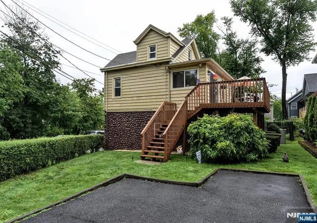 Photo 3 of Sale Pending at 7 Lafayette Pl, Waldwick, NJ 07463 | MLS# 26026976 | Listing updated on 2026-09-11