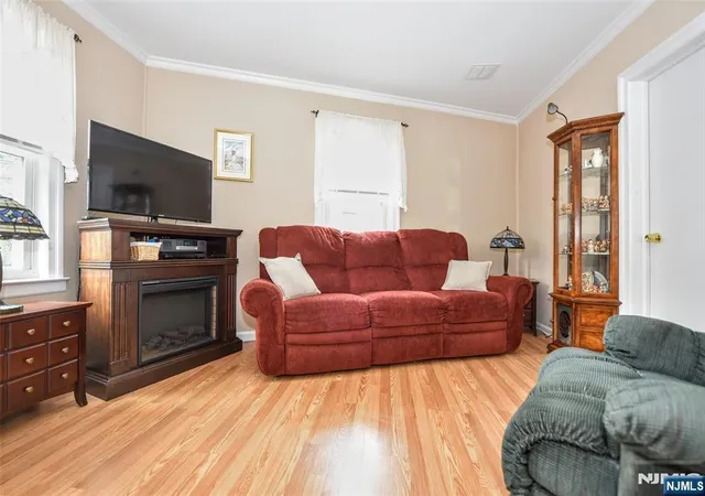Photo 3 of Sale Pending at 7 Lafayette Pl, Waldwick, NJ 07463 | MLS# 26026976 | Listing updated on 2026-09-11